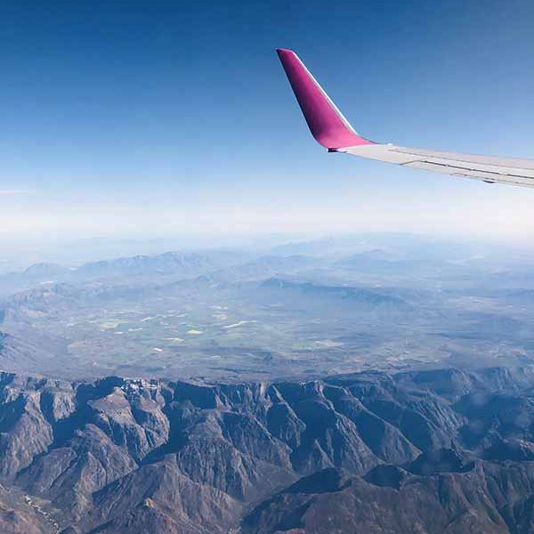 00002 Der Flügel eines Flugzeuges über einer Berglandschaft