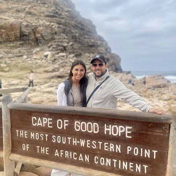 00004 Ein Paar steht vor dem Schild "Cape of Good Hope"