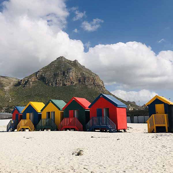 00006 Bunte Strandhäuschen vor einem Berg