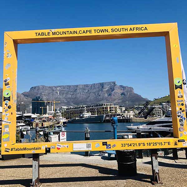 00007 Blick auf den Table Mountain in Südafrika - durch einen gelben Rahmen hindurch